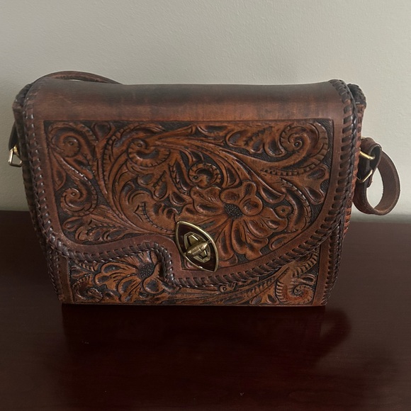 Vintage 1960’s hand tooled floral embossed leather purse. Brass Hardware. - Picture 2 of 12